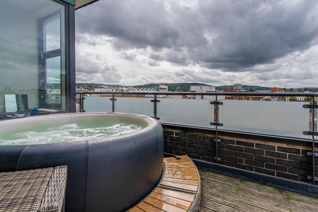 Central Penthouse With Hot Tub & Views 23 Cheltenham Exterior foto